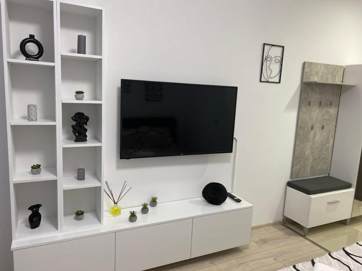 Monica Studio Onesti Eksteriør bilde
