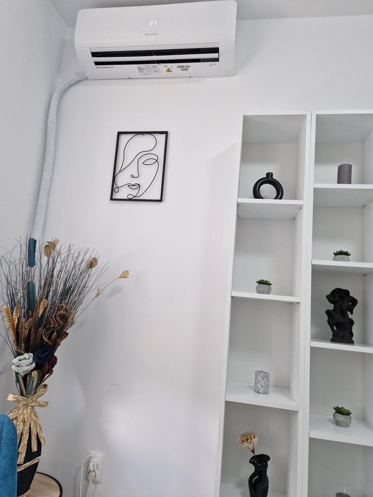 Monica Studio Onesti Eksteriør bilde
